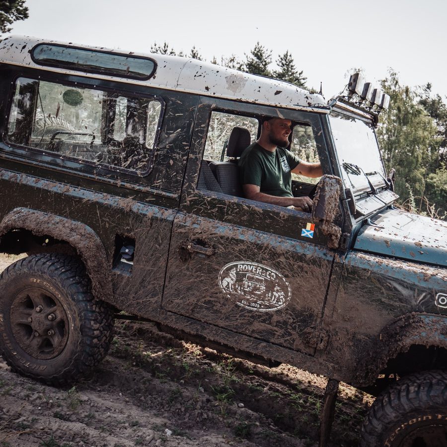 Defender 90 vol modder in het terrein